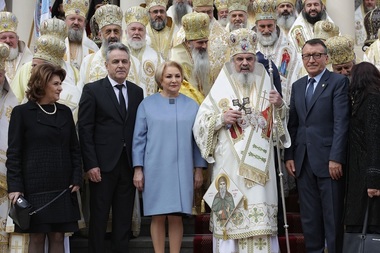 Premierul Viorica Dăncilă, la Catedrala Patriarhală; şefa Executivului s-a închinat la racla cu moaştele Sfântului Dimitrie cel Nou, Ocrotitorul Bucureştilor - FOTO