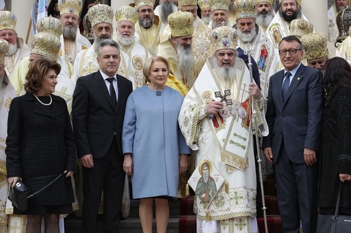 Premierul Viorica Dăncilă, la Catedrala Patriarhală; şefa Executivului s-a închinat la racla cu moaştele Sfântului Dimitrie cel Nou, Ocrotitorul Bucureştilor - FOTO
