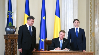 Preşedintele Klaus Iohannis a semnat în Cartea Centenarului: Am făcut acest lucru cu sentimentul că istoria, cu faptele şi documentele ei, este nu doar o carte scrisă de înaintaşi, ci şi o cronică ce se completează continuu