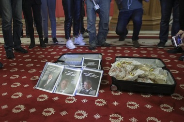 Dragnea, despre valizele cu gogoşi şi dosare cu articole din presă despre Iohannis: Vor mai urma şi voi prezenta ilegalităţile comise de oameni cu funcţii înalte, care nu sunt investigate