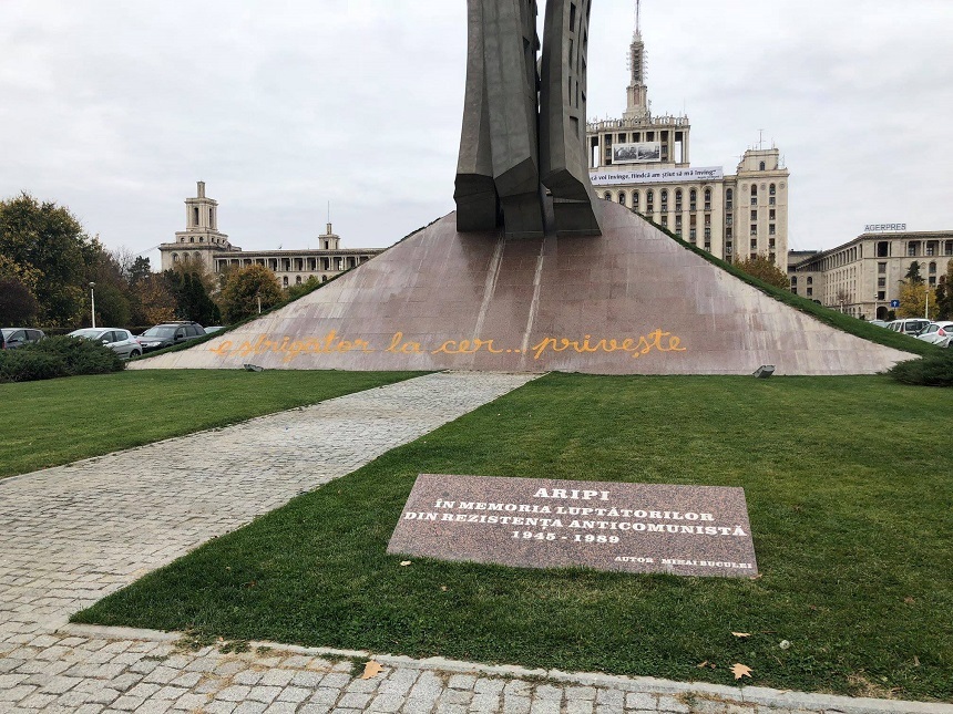Consilierul prezidenţial Andrei Muraru a sesizat Poliţia în legătură cu vandalizarea monumentului ”Aripi” din Piaţa Presei Libere