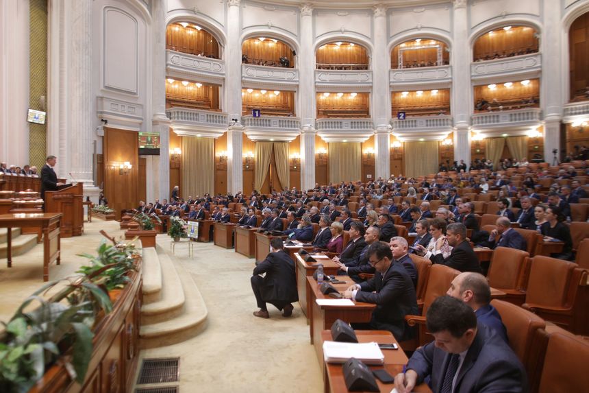 Şedinţa solemnă a Parlamentului - Iohannis: Ascultaţi vocea românilor, recuplaţi-vă la interesele naţionale! Nu faceţi rău societăţii româneşti cu legi incongruente cu democraţia! / Dăncilă vrea consens şi unitate şi critică opoziţia - VIDEO