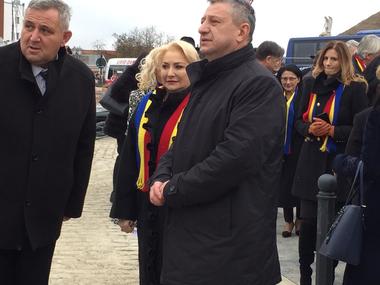 Şedinţă solemnă de Guvern, în Sala Unirii, la Alba Iulia - Dăncilă: Avem privilegiul istoric de a fi miniştri în momentul istoric al aniversării a o sută de ani de la Marea Unire / Cresc indemnizaţiile pentru veterani -  FOTO, VIDEO