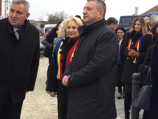 Şedinţă solemnă de Guvern, în Sala Unirii, la Alba Iulia - Dăncilă: Avem privilegiul istoric de a fi miniştri în momentul istoric al aniversării a o sută de ani de la Marea Unire / Cresc indemnizaţiile pentru veterani -  FOTO, VIDEO