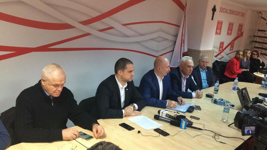 Codrin Ştefănescu, Eugen Nicolicea şi Bogdan Trif, huiduiţi în faţa sediului PSD Sibiu. Mai multe persoane le-au strigat "Partid de hoţi şi de mafioţi". VIDEO