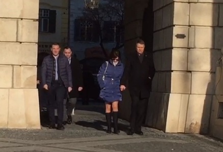 Preşedintele Klaus Iohannis şi soţia sa participă la slujba de la Biserica Romano-Catolică "Sfânta Treime" din Sibiu. VIDEO