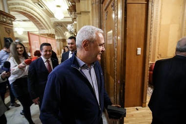 Dragnea, iritat după CEx de întrebările ziariştilor / Liderul PSD vrea reducerea bugetelor serviciilor de informaţii