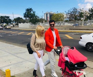 Adrian Alexandrov face publică o fotografie alături de Elena Udrea şi de fiica lor
