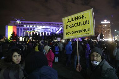 Câteva sute de persoane, la manifestaţia din Piaţa Victoriei pentru susţinerea Codruţei Kovesi. Manifestaţii au loc şi în alte oraşe. FOTO/ VIDEO