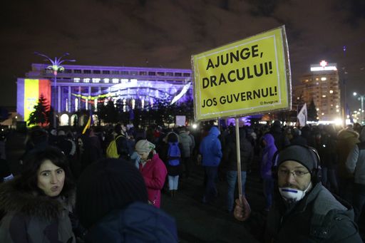 Câteva sute de persoane, la manifestaţia din Piaţa Victoriei pentru susţinerea Codruţei Kovesi. Manifestaţii au loc şi în alte oraşe. FOTO/ VIDEO