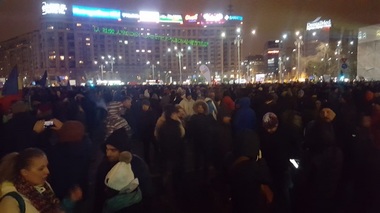 Peste 10.000 de persoane au protestat în Piaţa Victoriei / Mii de oameni au protestat şi în marile oraşe din ţară - VIDEO