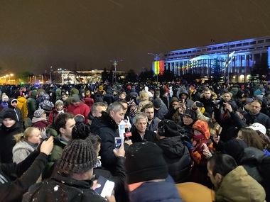Cioloş, în Piaţa Victoriei: Dacă nu organizăm anticipate pentru un nou guvern legitimat politic, riscăm în câteva luni să nu mai putem plăti pensii şi salarii / Barna: România nu poate să ajungă o anexă a Rusiei pentru că Dragnea vrea să scape de dosar - VIDEO