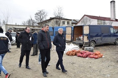 Cioloş: Am trecut prin târgurile din Moldova. Sunt goale.  Blocaj complet, lipsă de interes pentru agricultură şi umilinţă pentru ţărani