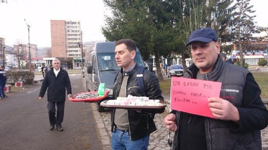 Fostul deputat PSD Ioan Benga i-a jignit pe protestatarii care îl aşteptau pe Dragnea la Reşiţa - VIDEO