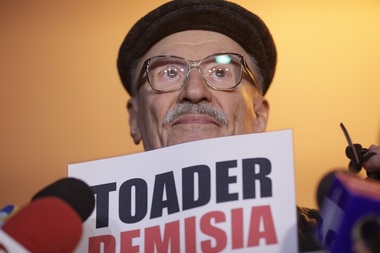 Proteste în Bucureşti şi în ţară faţă de OUG 7 - Peste 1000 de manifestanţi au protestat la Ministerul Justiţiei, cerând demisia lui Toader.  Şi actorii au protestat în faţa Teatrului Naţional - printre ei, Victor Rebengiuc - VIDEO