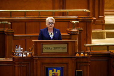 Dăncilă, la dezbaterile pe OUG 114: „Decât să vorbesc liber şi să spun prostii, mai bine să am o hârtiuţă în faţă şi să spun lucruri corecte”