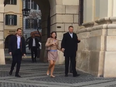 Soţii Iohannis participă la slujba de la Biserica Romano-Catolică "Sfânta Treime" din Sibiu. VIDEO