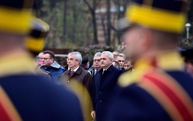 Proiect legislativ: La ceremoniile oficiale, pot depune coroane de flori şi parlamentarii, partidele politice, consiliul judeţean şi consiliul local, fundaţii, asociaţii şi orice instituţii ale statului