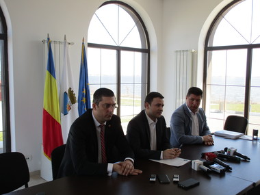 Ministrul Dezvoltării, după semnarea unui contract de finanţare cu un primar liberal: Vă felicit, domnule primar, chiar dacă nu faceţi parte din partidele care asigură coaliţia majoritară