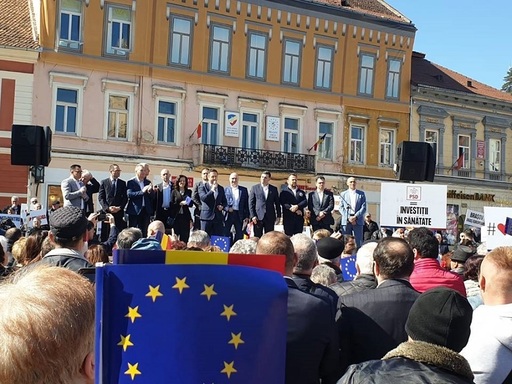 Miting PSD în Piaţa Sfatului din Braşov - Codrin Ştefănescu: PSD, singurul partid românesc, singurul nefinanţat din străinătate/ Teodorovici: Eu o să fiu #Insist!/În piaţă s-a aflat şi un grup de protestatari anti-PSD. A avut loc o altercaţie - VIDEO