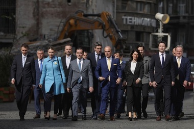 PNL a depus la BEC listele pentru PE - Orban: Votul pentru PNL are valoarea unui vot pentru o adevărată moţiune de cenzură împotriva actualei guvernări. Îi chem pe români să elibereze România de tentaculele caracatiţei conduse de infractori, de hoţi şi de habarnişti - FOTO
