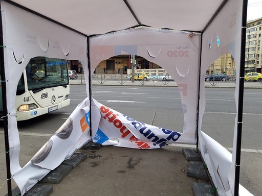 Alianţa 2020 USR PLUS: Suntem sub atac. Noaptea ca hoţii, ne-au distrus corturile din Bucureşti şi mai multe prisme cu afişajul Alianţei 2020 USR PLUS - FOTO