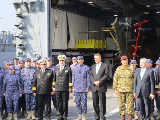 Iohannis, către militarii de pe fregata "Regele Ferdinand": În condiţiile în care nava nu dispune chiar de toate facilităţile pe care vi le doriţi, reuşiţi foarte bine să completaţi prin capacitatea voastră şi prin inventivitate