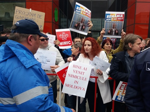 UPDATE Dragnea şi Dăncilă, huiduiţi la Conferinţa Extraordinară a PSD Iaşi; protestatarii au strigat ”Şobolanii” şi “Iaşul nu te vrea“, la plecarea lui Dragnea. Şefii ieşeni au apelat la o fanfară să acopere huiduielile. Reacţia liderului PSD. VIDEO