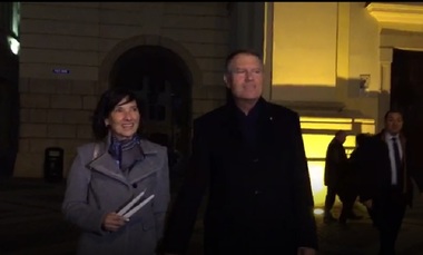Klaus Iohannis şi soţia sa, la slujba de Înviere de la Biserica Romano-Catolică ”Sfânta Treime” din Sibiu. VIDEO