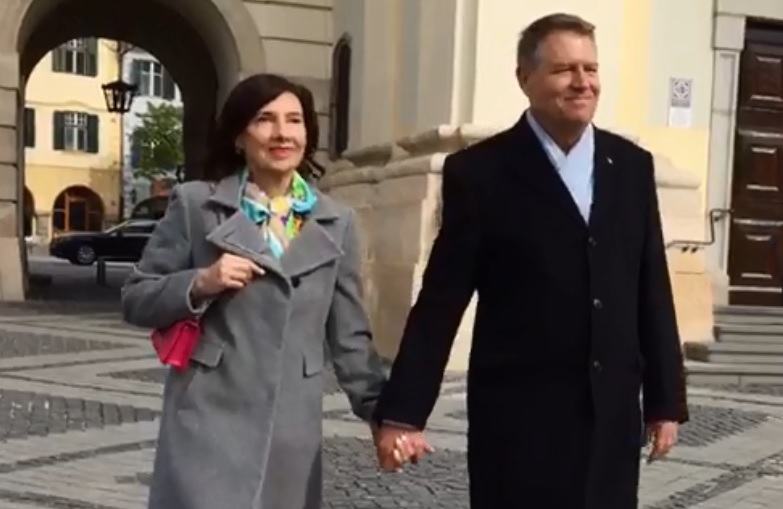 Sibiu: Preşedintele Klaus Iohannis, mesaj de Paşte în română, germană şi maghiară; urări şi pentru Florii şi cei care-şi serbează onomastica. VIDEO