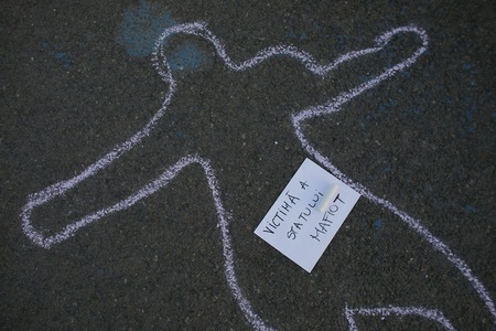 Protest inedit în Piaţa Victoriei: Câteva zeci de persoane desenează siluete umane ca la cercetările criminalistice. FOTO