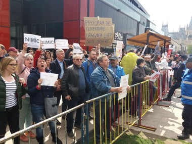 Liderul PSD Iaşi susţine că persoanele care l-au huiduit pe Dragnea la Iaşi, în 20 aprilie, au fost aduse cu autocarele din alte judeţe, fiind "protestatari de serviciu"