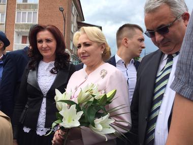Dăncilă, aşteptată la Hunedoara de un tânăr care i-a strigat "Ruşine", numind-o "cea mai docilă"; o altă femeie a întrebat-o de ce nu demisionează