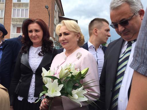 Dăncilă, aşteptată la Hunedoara de un tânăr care i-a strigat "Ruşine", numind-o "cea mai docilă"; o altă femeie a întrebat-o de ce nu demisionează