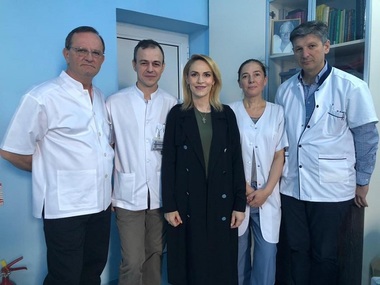 Gabriela Firea, despre sârma de patru centimetri descoperită în colonul său: Nu aş fi mâncat cu înghiţituri atât de mari încât să nu simt un aliaj. Posibil să fi fost redus, astfel încât să fie introdus într-o prăjitură