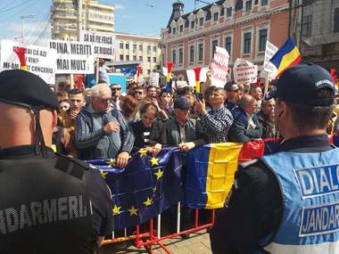 Mii de persoane protestează faţă de PSD şi Liviu Dragnea, la Iaşi, înainte de mitingul regional al formaţiunii. FOTO, VIDEO
