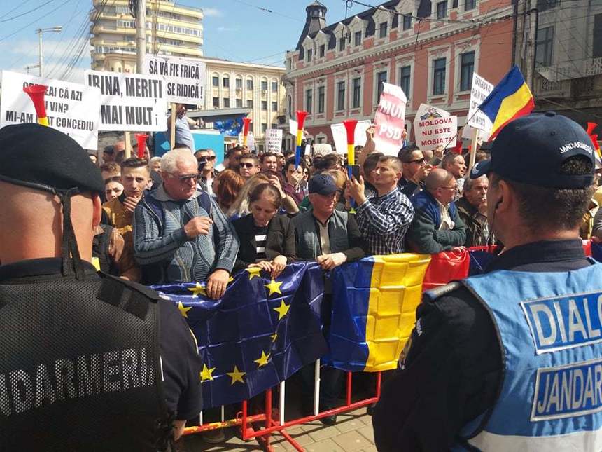 Mii de persoane protestează faţă de PSD şi Liviu Dragnea, la Iaşi, înainte de mitingul regional al formaţiunii. FOTO, VIDEO