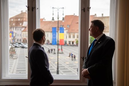 Iohannis şi Macron, întâlnire bilaterală la Sibiu; Iohannis a postat fotografii din fostul său birou de primar. FOTO