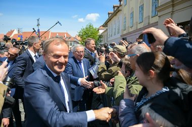 Tusk, în limba română: Aţi organizat un summit excepţional. Puteţi fi mândri de munca depusă, la fel cum Europa este mândră de dumneavoastră. Pur şi simplu, m-am îndrăgostit de Sibiu. Toată Europa s-a îndrăgostit de dumneavoastră
