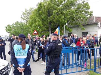 Viorica Dăncilă, întâmpinată de protestatari şi în judeţul Timiş; aproximativ 30 de persoane scandează ”Jos PSD”. FOTO/ VIDEO