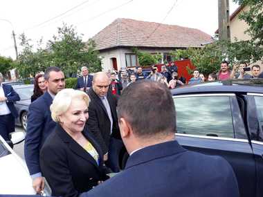 Dăncilă, despre protestele cu care a fost întâmpinată în ţară: Fiecare dintre noi poate să accepte criticile dacă ele sunt fondate, dar să vină într-un mod respectuos. Suntem un guvern destul de curajos, nu o să ne speriem că unul sau altul ţipă