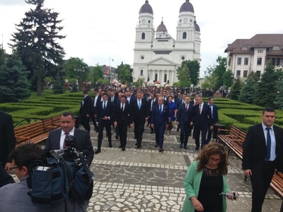 Preşedintele Iohannis, aşteptat de sute de persoane la Iaşi, la lansarea cărţii „EU.RO - Un dialog deschis despre Europa”: Fain oraş. Am venit pe jos. Chiar n-am avut nevoie de jandarmi - FOTO, VIDEO