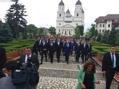 Preşedintele Iohannis, aşteptat de sute de persoane la Iaşi, la lansarea cărţii „EU.RO - Un dialog deschis despre Europa”: Fain oraş. Am venit pe jos. Chiar n-am avut nevoie de jandarmi - FOTO, VIDEO