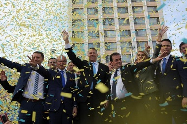 UPDATE - Mitingul PNL de la Iaşi -  Iohannis i-a îndemnat pe ieşeni să meargă la vot în 26 mai: Votul vostru contează. Să arătăm lumii că nu suntem un neam de hoţi! - VIDEO, FOTO