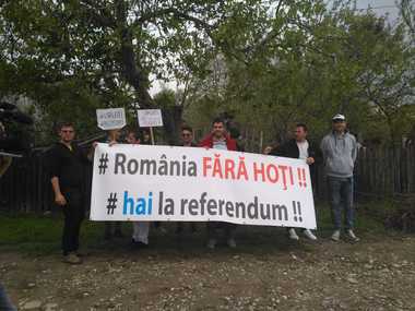 Viorica Dăncilă, aşteptată de protestatari în judeţul Prahova; manifestanţii au strigat ”Analfabeta”
