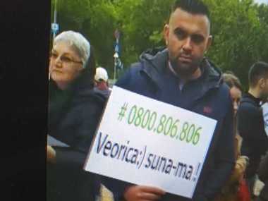 Viorica Dăncilă, aşteptată cu lumânări şi coroane funerare la Spitalul Judeţean din Târgu Mureş - FOTO