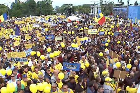 Peste 50.000 de oameni au participat la mitingul PNL din Piaţa Victoriei / Klaus Iohannis: Dragii mei, la vot! Daţi un răspuns ferm, clar, puternic acestei guvernări pesediste eşuate. Eliberaţi România! - VIDEO