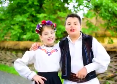 Cântec popular pentru susţinerea PSD interpretat de doi copii: „Frunză verde de bostan / Eu nu-l vreau pe Timmermans / Că-i un om părtinitor / Din ţara lalelelor” - VIDEO