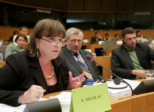Norica Nicolai: Văzând cum criticilor mele la adresa lui Guy Verhofstadt le-a răspuns, prompt şi slugarnic, Cristian Ghinea, mi-am amintit replici din piesa "Sfântul Mitică Blajinul" care arătau "slugărnicie în stare pură"