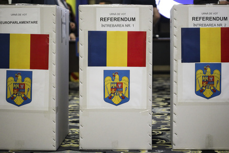 Politicienii votează - Băsescu: Românii sunt chemaţi să spună dacă vor stat de drept sau nu/Iohannis: Astăzi puteţi să începeţi să schimbaţi România//Kelemen Hunor: Am votat pentru o Uniune Europeană în care vocea comunităţii maghiare se va auzi